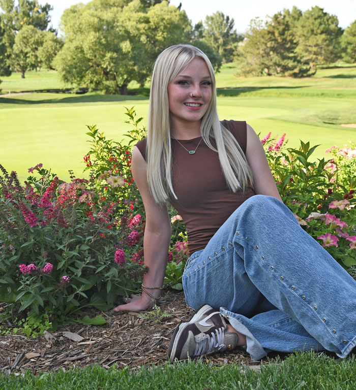 senior portraits girl by flowers